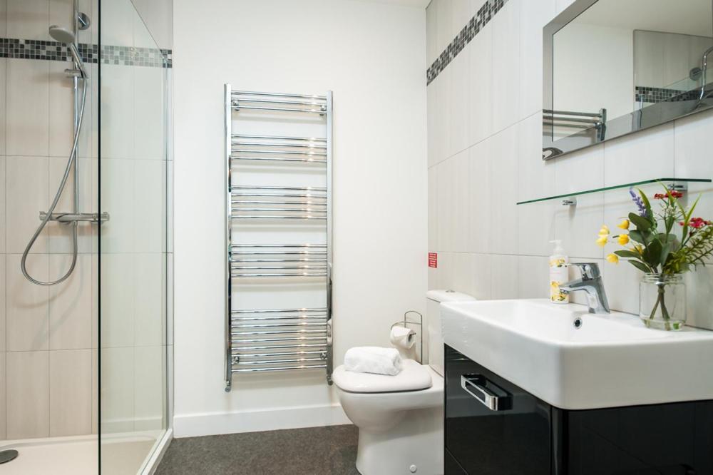 Solar Sanctuary- Skyline Balcony, City Centre, Three Floors, King Beds, Netflix And More! 巴斯 外观 照片